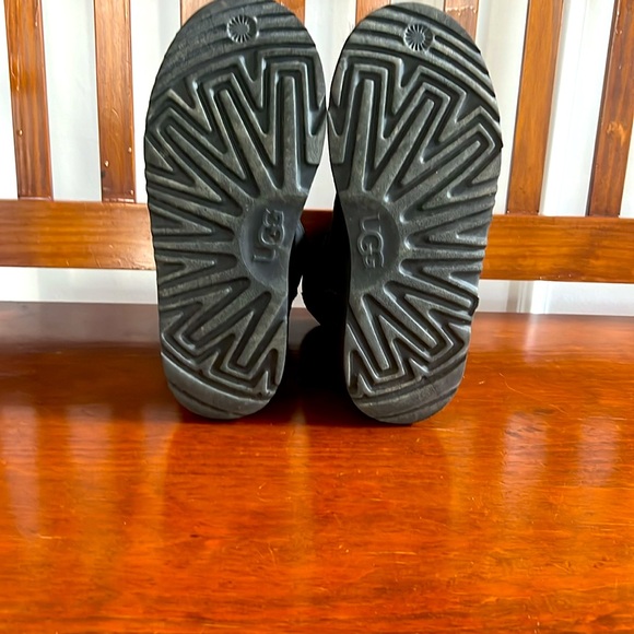 Girls UGG shoes in good condition. Light wear. Patent leather on heel. - Picture 3 of 3